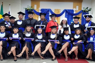 Universitária estava com filho internado e recebeu o grau em sala do hospital.