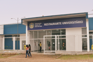 O valor da refeição é de R$ 10,39 para servidores e colaboradores, e de R$ 3,00 para estudantes.