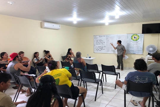 Oferece o curso a comunitários de Alter do Chão.