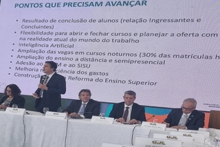 Em reunião em Brasília, reitores cobram modelo estruturante para garantir planejamento e qualidade no ensino público.